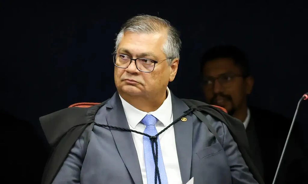 Dino pede vista e adia decisão sobre casos de Moraes e Mendonça